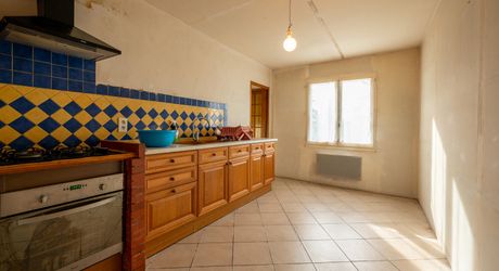 Dordogne Valley, 4-bedroom house with detached garage.