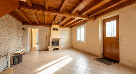 Dordogne Valley, 4-bedroom house with detached garage.