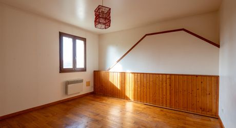 Dordogne Valley, 4-bedroom house with detached garage.