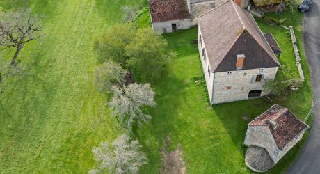 Gourdon, Maison et grange et hangar sur terrain 2.19ha