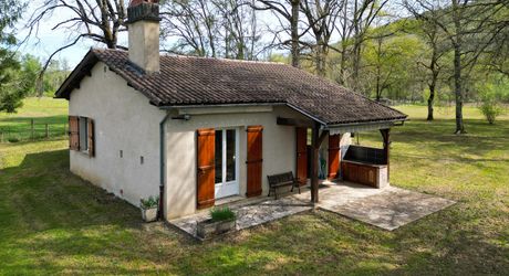 Exclusivité - Martel, Vallée Dordogne, charmante maison 2 chambres sur parc 5042m²
