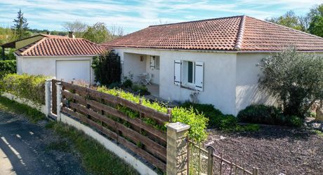Salviac, Plain-pied 3 chambres, bureau et garage sur jardin avec vue.