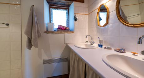 Coeur de causse, Ensemble en pierre composé d'une Maison, d'un Gîte et d'une piscine 13x6, jardin 3000m²