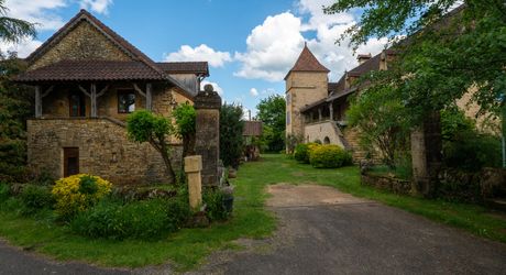 Cazals, Bel ensemble immobilier avec maison et 2 gîtes, atelier, grande piscine.