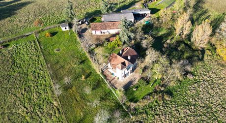 Secteur Catus, Ancienne ferme composée d'une maison, d'un gite, grange et hangar sur 9ha.