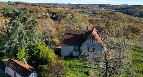 Secteur Catus, Ancienne ferme composée d'une maison, d'un gite, grange et hangar sur 9ha.