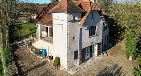 Secteur Catus, Ancienne ferme composée d'une maison, d'un gite, grange et hangar sur 9ha.