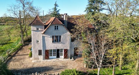 Secteur Catus, Ancienne ferme composée d'une maison, d'un gite, grange et hangar sur 9ha.