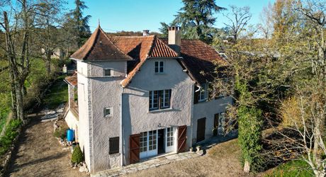 Secteur Catus, Ancienne ferme composée d'une maison, d'un gite, grange et hangar sur 9ha.