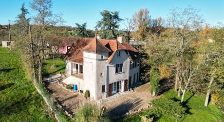 Secteur Catus, Ancienne ferme composée d'une maison, d'un gite, grange et hangar sur 9ha.