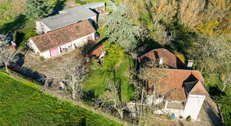 Secteur Catus, Ancienne ferme composée d'une maison, d'un gite, grange et hangar sur 9ha.