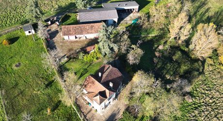 Secteur Catus, Ancienne ferme composée d'une maison, d'un gite, grange et hangar sur 9ha.