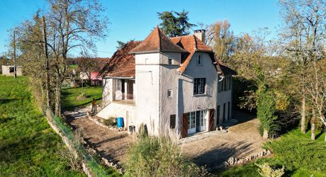 Secteur Catus, Ancienne ferme composée d'une maison, d'un gite, grange et hangar sur 9ha.