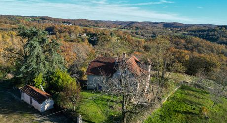 Secteur Catus, Ancienne ferme composée d'une maison, d'un gite, grange et hangar sur 9ha.