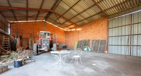 Secteur Catus, Ancienne ferme composée d'une maison, d'un gite, grange et hangar sur 9ha.
