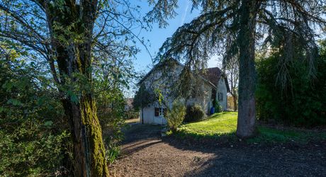 Secteur Catus, Ancienne ferme composée d'une maison, d'un gite, grange et hangar sur 9ha.