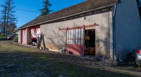 Secteur Catus, Ancienne ferme composée d'une maison, d'un gite, grange et hangar sur 9ha.