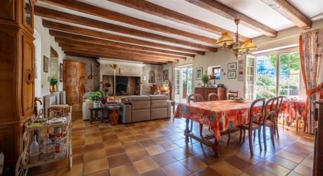 Dordogne Valley, charming property, house, barn, pool house and swimming pool on 4886m² of enclosed land.