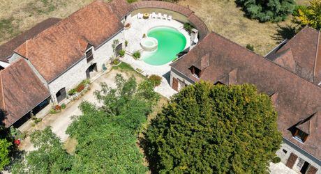 Dordogne Valley, charming property, house, barn, pool house and swimming pool on 4886m² of enclosed land.