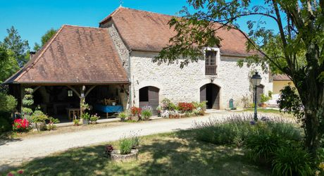 Dordogne Valley, charming property, house, barn, pool house and swimming pool on 4886m² of enclosed land.