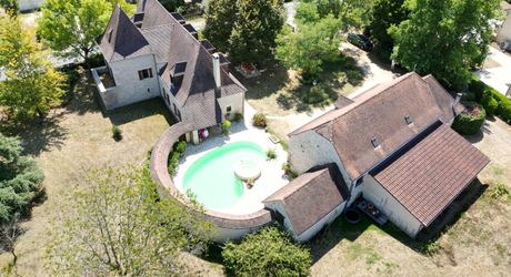 Dordogne Valley, charming property, house, barn, pool house and swimming pool on 4886m² of enclosed land.