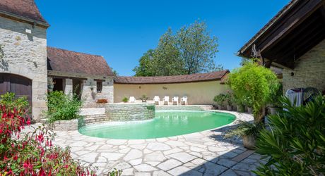 Dordogne Valley, charming property, house, barn, pool house and swimming pool on 4886m² of enclosed land.