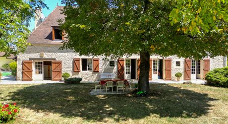 Dordogne Valley, charming property, house, barn, pool house and swimming pool on 4886m² of enclosed land.