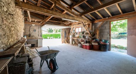 Dordogne Valley, charming property, house, barn, pool house and swimming pool on 4886m² of enclosed land.