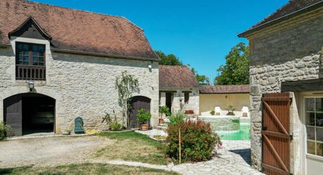 Dordogne Valley, charming property, house, barn, pool house and swimming pool on 4886m² of enclosed land.