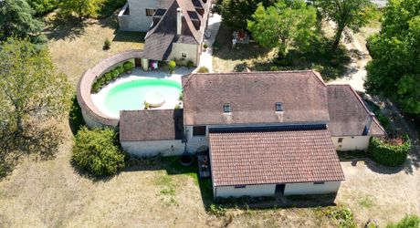 Dordogne Valley, charming property, house, barn, pool house and swimming pool on 4886m² of enclosed land.