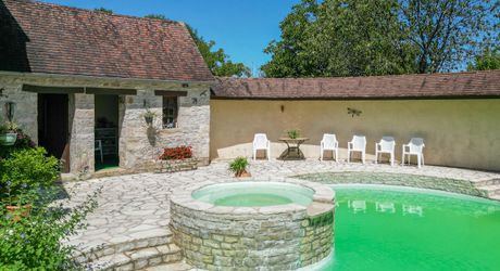 Dordogne Valley, charming property, house, barn, pool house and swimming pool on 4886m² of enclosed land.