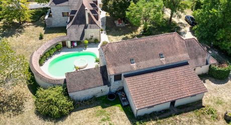 Dordogne Valley, charming property, house, barn, pool house and swimming pool on 4886m² of enclosed land.