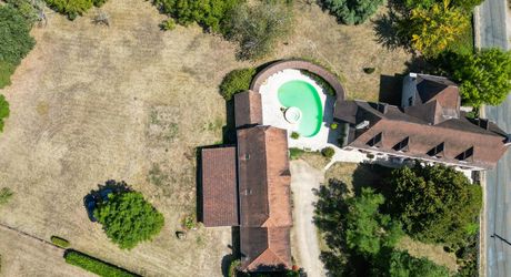 Dordogne Valley, charming property, house, barn, pool house and swimming pool on 4886m² of enclosed land.