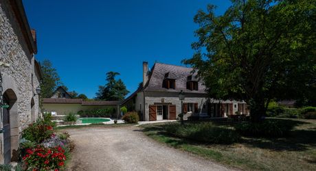 Dordogne Valley, charming property, house, barn, pool house and swimming pool on 4886m² of enclosed land.