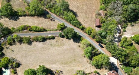 Sur les hauteurs de la vallée du Céou, bel ensemble de 2 maisons et piscine sur terrain de 7000m².