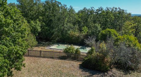 Sur les hauteurs de la vallée du Céou, bel ensemble de 2 maisons et piscine sur terrain de 7000m².
