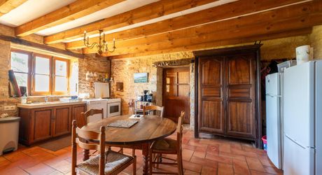 Sur les hauteurs de la vallée du Céou, bel ensemble de 2 maisons et piscine sur terrain de 7000m².