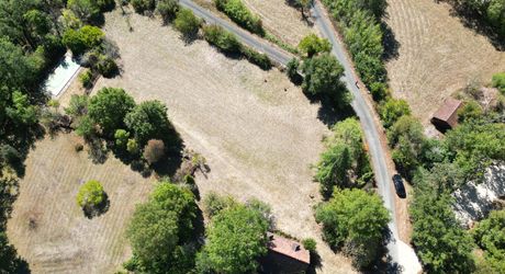 Sur les hauteurs de la vallée du Céou, bel ensemble de 2 maisons et piscine sur terrain de 7000m².