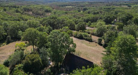 Sur les hauteurs de la vallée du Céou, bel ensemble de 2 maisons et piscine sur terrain de 7000m².