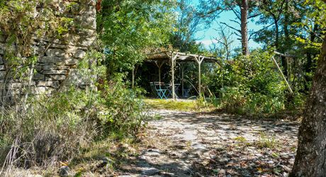 Sur les hauteurs de la vallée du Céou, bel ensemble de 2 maisons et piscine sur terrain de 7000m².