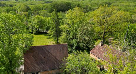 Sur les hauteurs de la vallée du Céou, bel ensemble de 2 maisons et piscine sur terrain de 7000m².