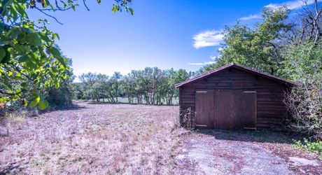 Sur les hauteurs de la vallée du Céou, bel ensemble de 2 maisons et piscine sur terrain de 7000m².