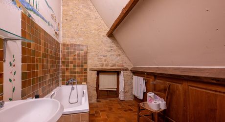 Sur les hauteurs de la vallée du Céou, bel ensemble de 2 maisons et piscine sur terrain de 7000m².