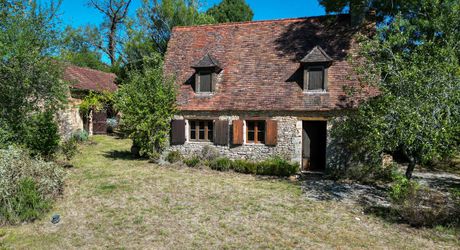 Sur les hauteurs de la vallée du Céou, bel ensemble de 2 maisons et piscine sur terrain de 7000m².