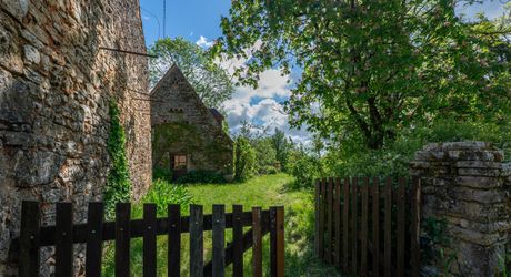 Sur les hauteurs de la vallée du Céou, bel ensemble de 2 maisons et piscine sur terrain de 7000m².