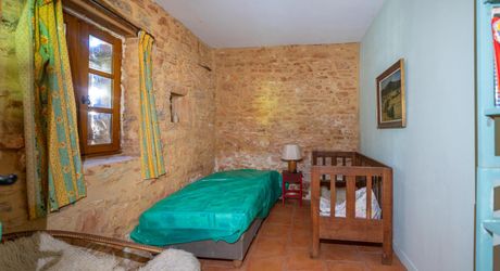 Sur les hauteurs de la vallée du Céou, bel ensemble de 2 maisons et piscine sur terrain de 7000m².