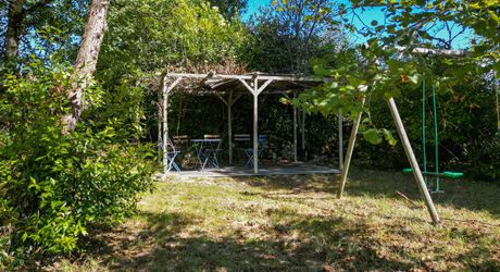 Sur les hauteurs de la vallée du Céou, bel ensemble de 2 maisons et piscine sur terrain de 7000m².
