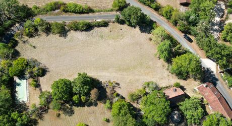 Sur les hauteurs de la vallée du Céou, bel ensemble de 2 maisons et piscine sur terrain de 7000m².