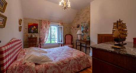 Secteur CARLUX, sur les hauteurs, Longère composée d'une maison, 2 gîtes, etables. Piscine, 1.9ha