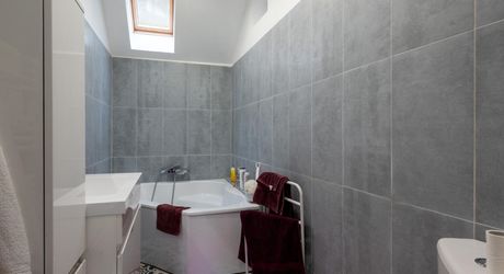 Secteur CARLUX, sur les hauteurs, Longère composée d'une maison, 2 gîtes, etables. Piscine, 1.9ha